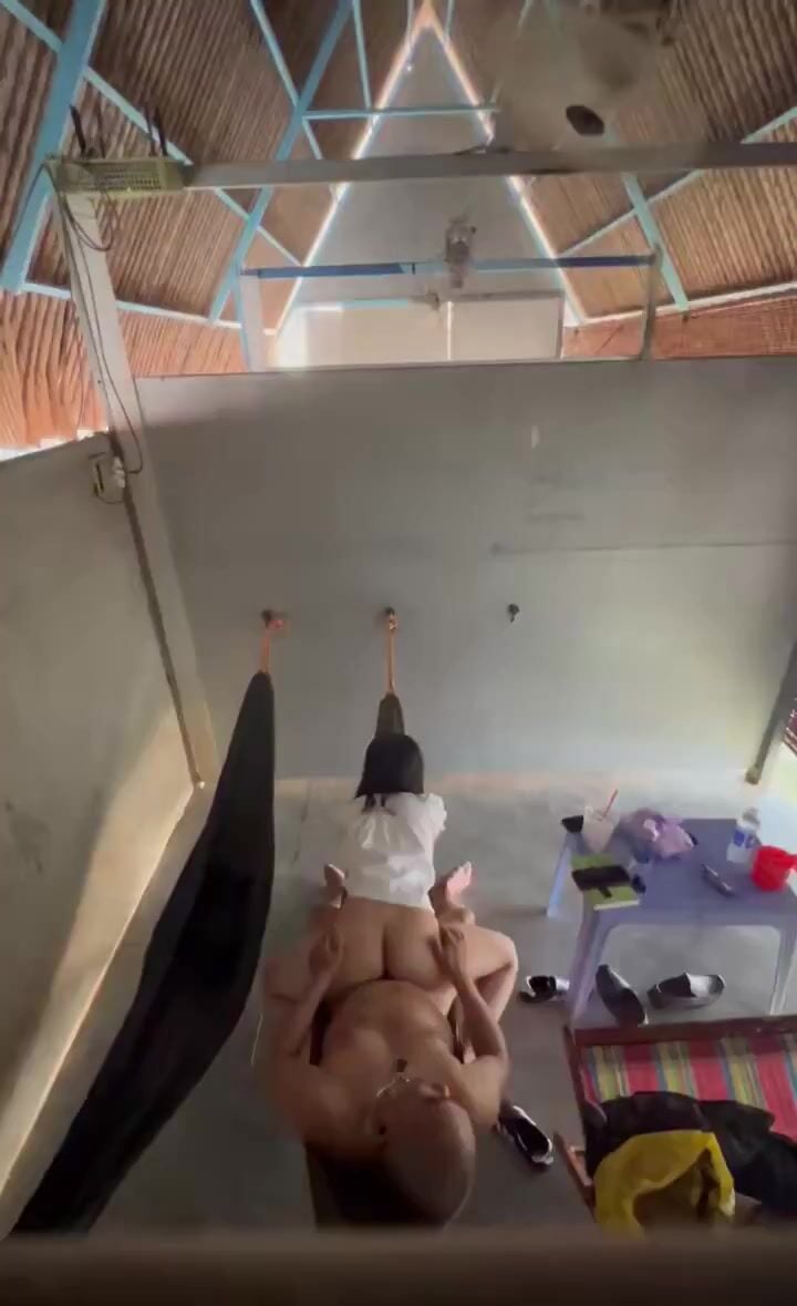 Ông bác họ vô tư đụ cháu gái 16 tuổi của mình, không biết ông làm gì mà đụ được.